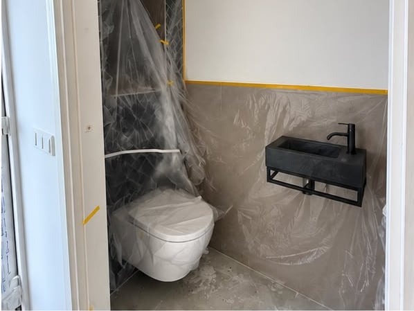 Toilet volledig afgeplakt voor het schilderwerk